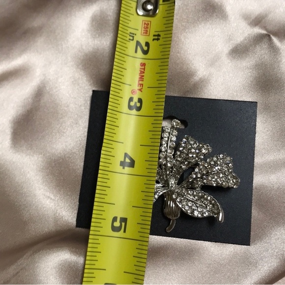 NWT Silver Rhinestone Brooch 2" Floral Lily Perfect Gift Elegant Crystal Flower - Picture 4 of 8